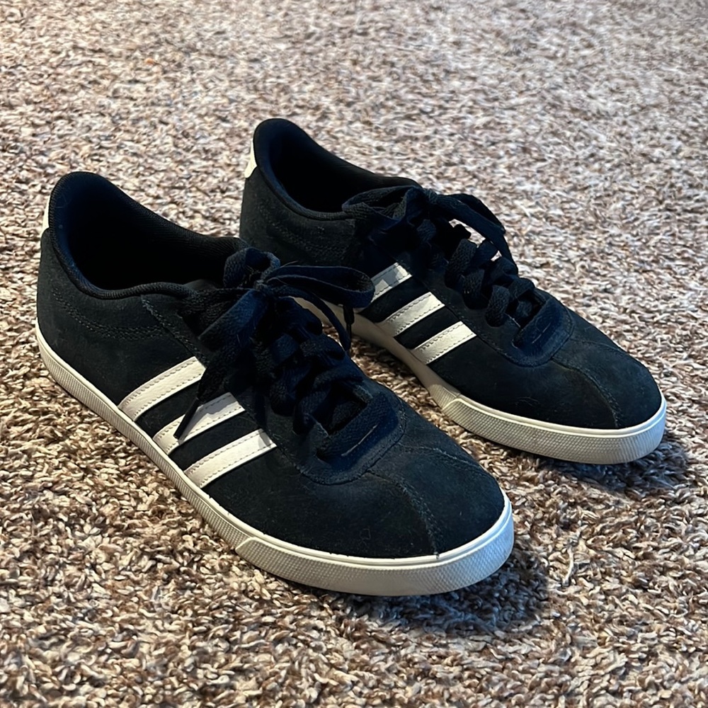 Women’s Adidas casual sneaker